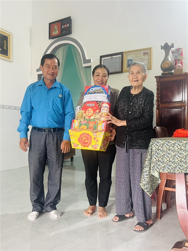 Tánh Linh thăm và tặng quà cán bộ công đoàn các thời kỳ nhân dịp Tết Nguyên đán Giáp Thìn 2024